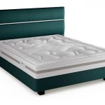 Un matelas en elastorem soja avec un sommier et tête de lit en velours vert émeraude.